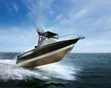 Bateau de pêche rapide sur l'eau, créant des éclaboussures. Le moteur du bateau est puissant, optimisant la consommation.