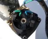 Composants électriques d'un moteur de trim de bateau, possiblement la cause d'un problème.