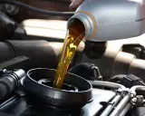 Verser de l'huile minérale ou synthétique dans le moteur d'une voiture.