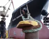 Gros plan sur une aussière, définition de l'amarrage d'un navire, le "GENERAL DABROWSKI", au port. Grues et échafaudages en arrière-plan.