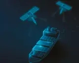 Deux satellites AIS transmettent des données vers un porte-conteneurs.