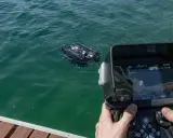 Contrôle d'un drone sous-marin avec écran affichant la carte et les données de l'installation GPS.