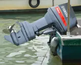 Moteur hors-bord Yamaha Enduro prêt pour l'hivernage moteur hors bord. Hélice hors de l'eau.