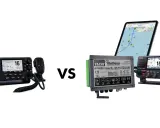 Comparaison d'un combiné VHF avec micro et d'un transpondeur bateau AIS, avec une tablette affichant une carte marine.