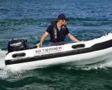Un homme pilote un semi-rigide 3D TENDER avec un moteur Suzuki 60cv 4 temps. Avis sur ce moteur : performant et fiable.
