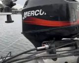 Moteur Mercury 40 hors-bord en marche, jet d'eau de refroidissement. Un moteur serré peut-il démarrer ? L'eau coule, le moteur tourne.