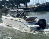 Bateau Quicksilver naviguant, propulsé par un moteur Mercury 75cv 2 temps. La fiche technique de ce moteur est idéale pour ce type de coque.