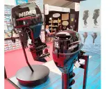 Deux moteurs hors-bord HIDEA EFI, un 9.9 CV et un plus grand, sont exposés. Les avis sur les moteurs HIDEA sont positifs.