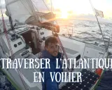 Un homme souriant sur un voilier navigue sur l'océan au coucher du soleil. Quel bateau pour traverser l'Atlantique ? Ce voilier semble prêt pour l'aventure.
