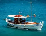Bateau blanc naviguant sur mer bleue. Le test VHF marine est en cours, tout est prêt pour la traversée.