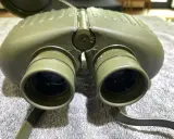 Jumelles militaires vertes, idéales pour observer la nature. Apprenez comment choisir des jumelles adaptées à vos besoins.