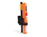 Un transpondeur SART orange vif, essentiel pour la définition de la sécurité maritime. Il est fixé sur un mât avec une bobine de corde jaune.