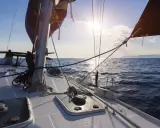 Voilier en pleine traversée atlantique, le soleil brille. Le prix d'une telle aventure est inestimable.