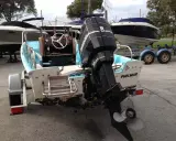 Un bateau sur remorque avec un moteur hors-bord Mercury 90 CV. Ce moteur 4 temps, bien entretenu, promet une longue durée de vie.