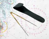 Compas de navigation sur une carte marine.