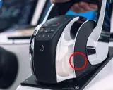 Détail du fonctionnement manette gaz bateau : un bouton noir est entouré de rouge sur le côté de la commande.