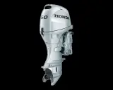 Moteur hors-bord Honda 50cv 4 temps, argenté, avec hélice visible. Avis sur sa fiabilité et performance.
