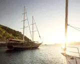 Bateau à voile au coucher du soleil, son instrument de mesure de vitesse bateau discret.