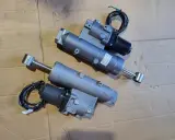 Deux vérins de trim moteur Yamaha, potentiellement pour résoudre un problème de trim.