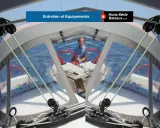 Vue depuis le cockpit d'un voilier, avec un homme au gouvernail. Les cordages et poulies sont visibles, prêts pour une navigation. L'équipement VHF ASN est essentiel pour la sécurité.