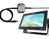 Un boîtier Digital Yacht iKonvert pour branchement NMEA 0183 et NMEA 2000, connecté à un écran Raymarine affichant une carte marine.