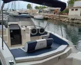 Bateau AS MARINE 23 GL, idéal pour naviguer sur 7m. Ce modèle offre confort et style, parfait pour explorer les eaux.