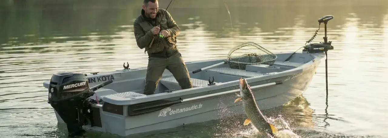 Pêcheur joyeux dans une barque, un brochet saute hors de l'eau. L'image évoque l'idée de fabriquer un poids pour barque, essentiel pour la stabilité lors de telles prises.