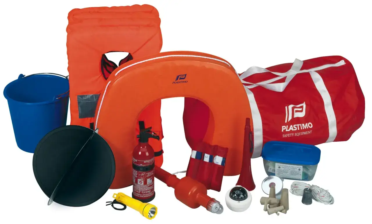 Ensemble de sécurité nautique : bouée, gilet, extincteur, lampe, corne, compas, trousse de secours et autres éléments essentiels pour la navigation.