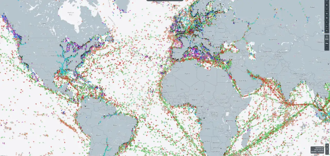 Carte mondiale montrant le trafic maritime. Des milliers de points colorés représentent le mouvement des navires, formant des routes complexes sur les océans. Un tracker navire permet de visualiser cette activité.