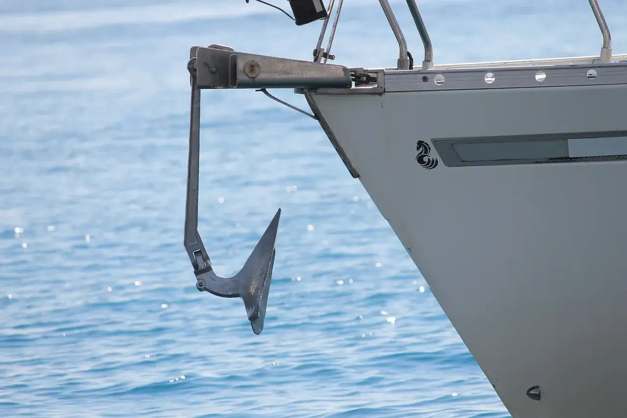 Ancre de bateau prête à jeter l'ancre dans les eaux bleues scintillantes.