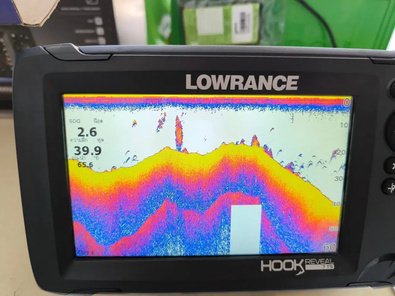 Écran d'un sondeur Lowrance Hook 7 affichant la profondeur, la température et des échos de fond.