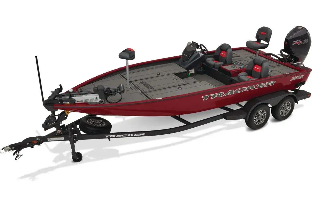 Bateau Tracker rouge sur remorque, prêt pour une aventure de pêche autour du monde.