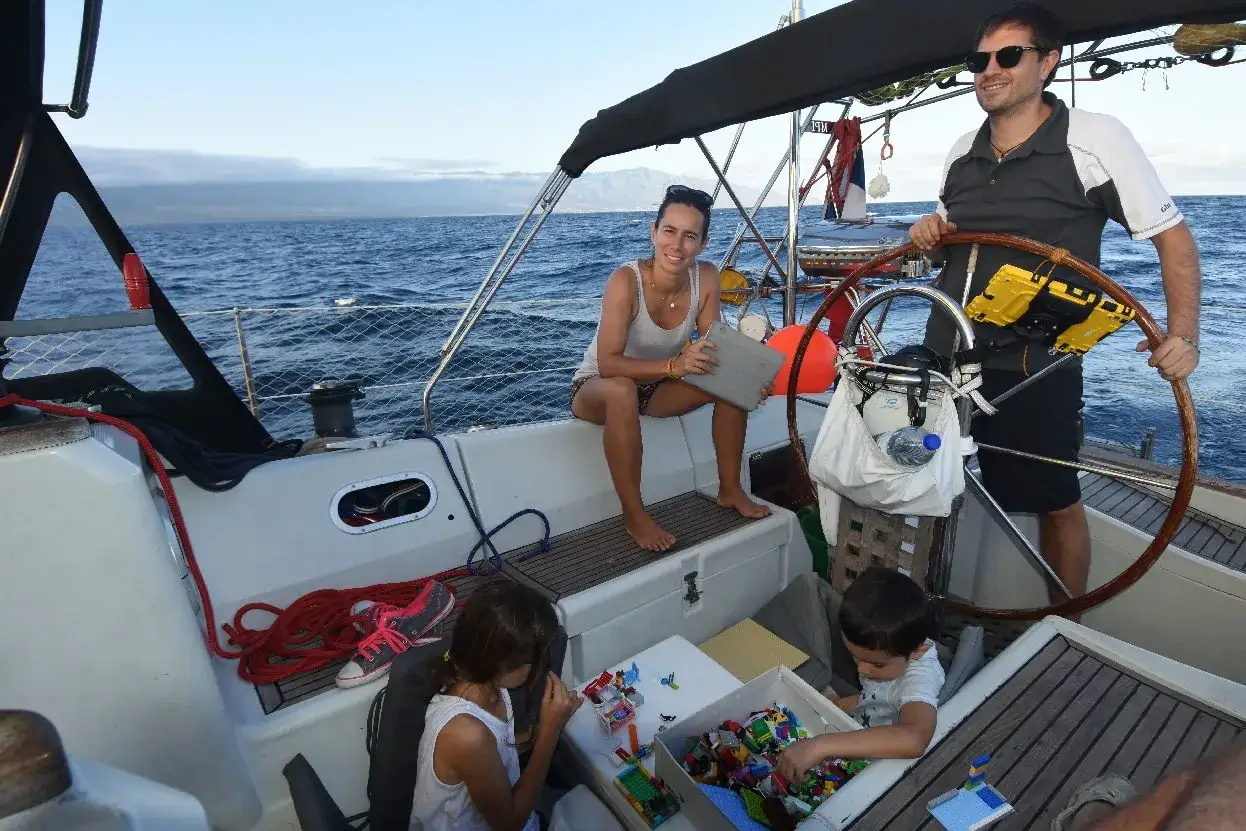 Famille en voilier, une traversée atlantique qui n'a pas de prix. Les enfants jouent, les parents naviguent.