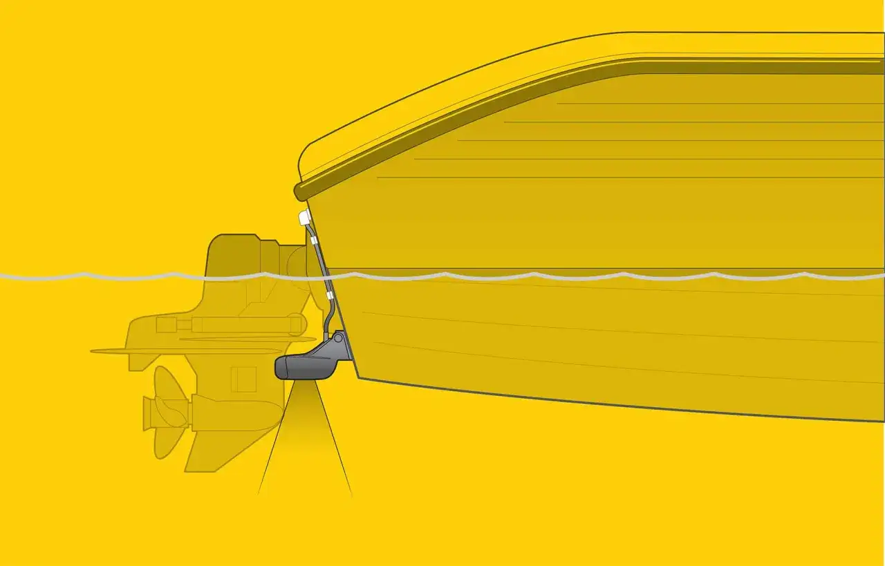 Illustration de l'installation sonde tableau arrière d'un bateau. Le transducteur est fixé sous la coque, près du moteur hors-bord.