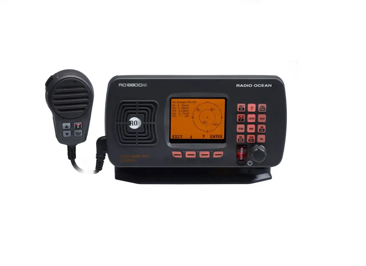 Radio Ocean RO 6800 AIS, une radio marine VHF DSC avec fonction AIS, prête pour la communication en mer.