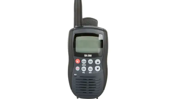 Radio blu marine SX-200, prêt pour la communication en mer.