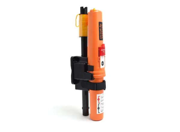 Un transpondeur SART orange vif, essentiel pour la définition de la sécurité maritime. Il est fixé sur un mât avec une bobine de corde jaune.